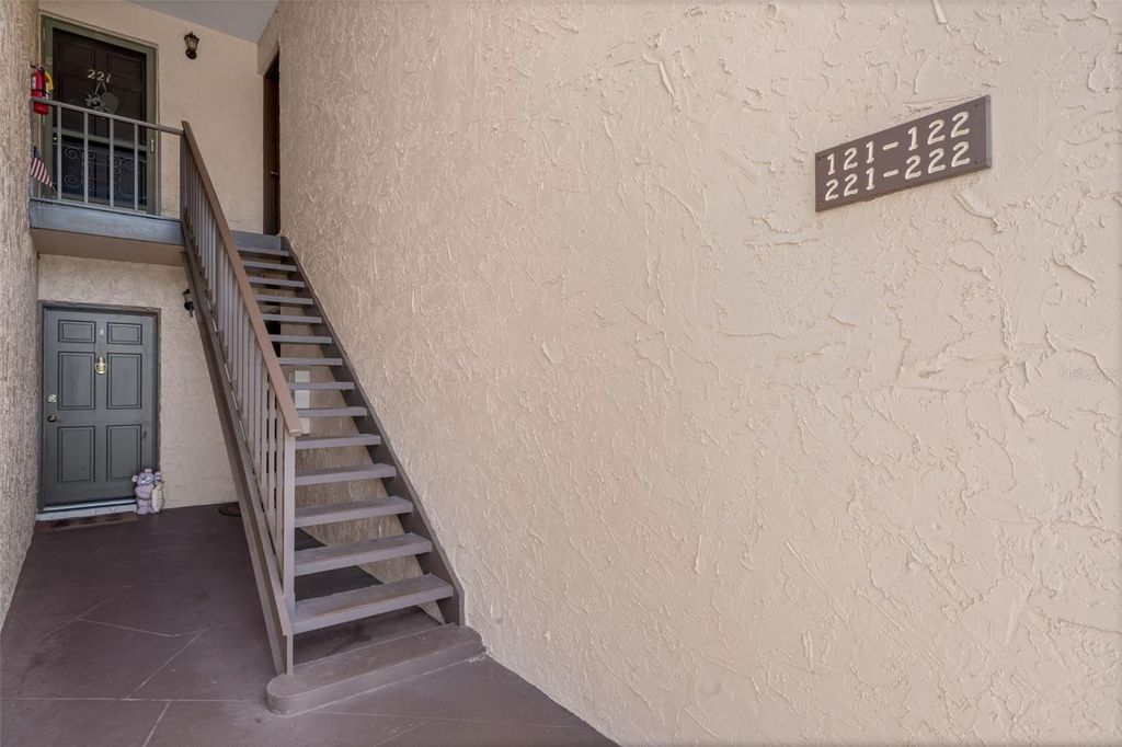 Image 6 of property listing at 121 ASPEN CIRCLE 121, Seminole, FL 33777