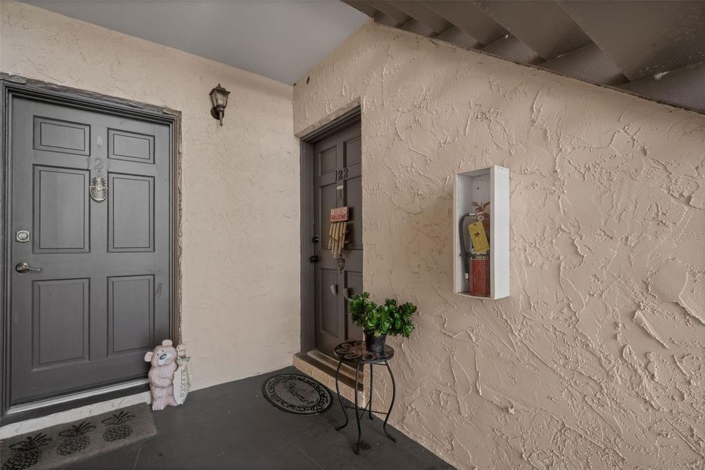 Image 7 of property listing at 121 ASPEN CIRCLE 121, Seminole, FL 33777