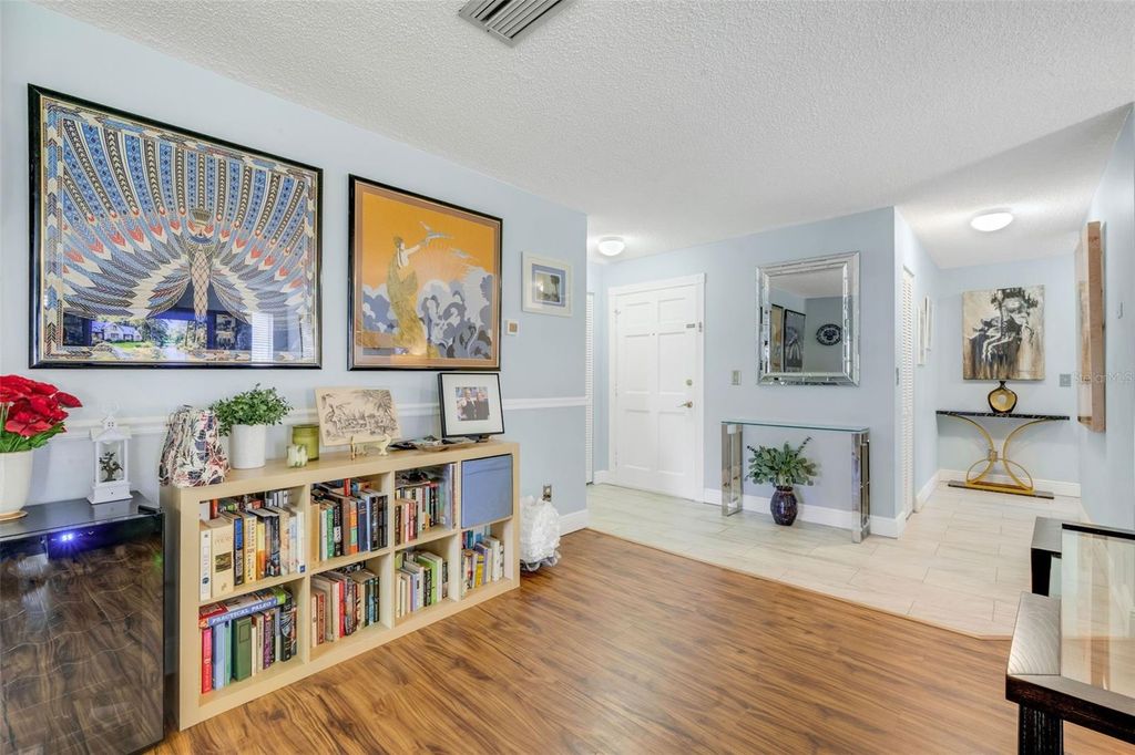 Image 8 of property listing at 121 ASPEN CIRCLE 121, Seminole, FL 33777
