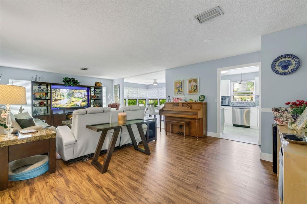 Image 9 of property listing at 121 ASPEN CIRCLE 121, Seminole, FL 33777