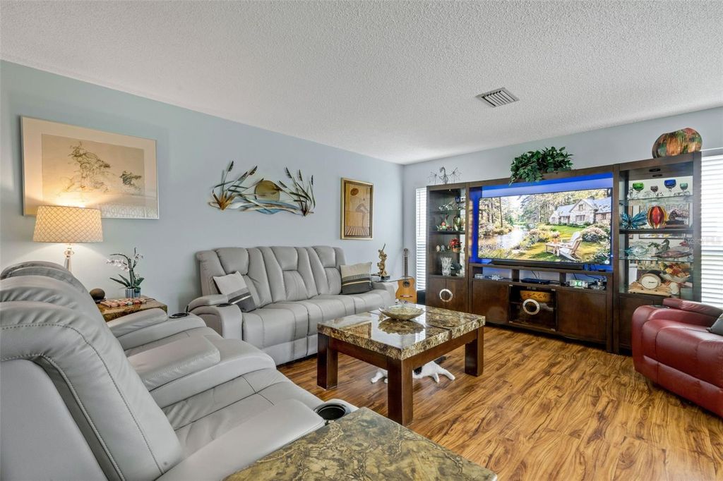 Image 10 of property listing at 121 ASPEN CIRCLE 121, Seminole, FL 33777
