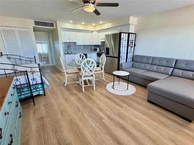 8950 PARK BOULEVARD 707, Seminole, FL 33777