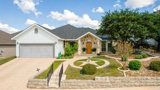 2004 N Athens Ave, Kerrville, TX 78028