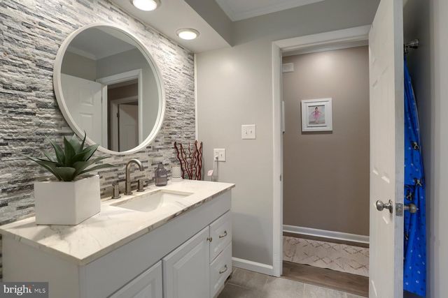 15 HIGHLAND CIR, Etters, PA 17319