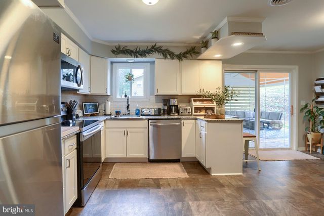 15 HIGHLAND CIR, Etters, PA 17319