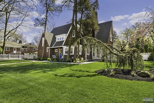 206 Lakeview Avenue, Leonia, NJ 07605