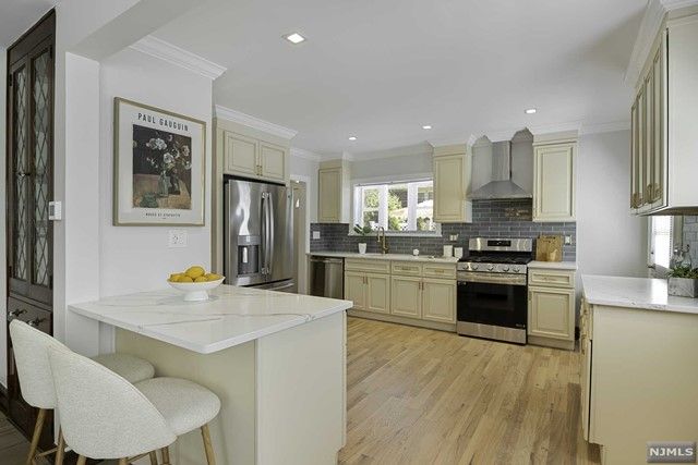 206 Lakeview Avenue, Leonia, NJ 07605