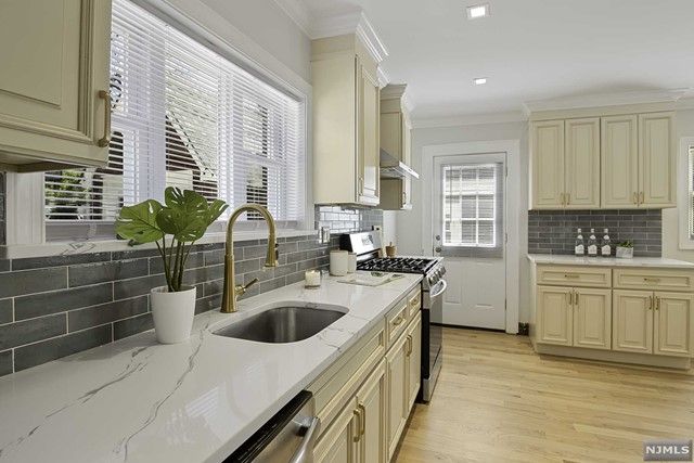 206 Lakeview Avenue, Leonia, NJ 07605