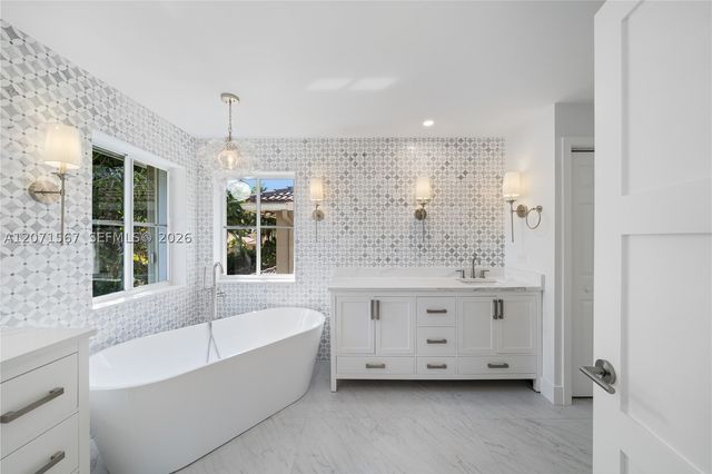1855 Hidden Trail Ln, Weston, FL 33327
