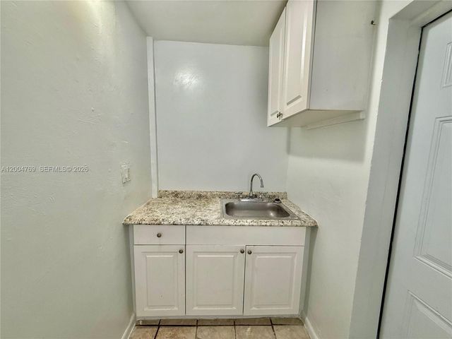 220 NE 41st St 4, Oakland Park, FL 33334