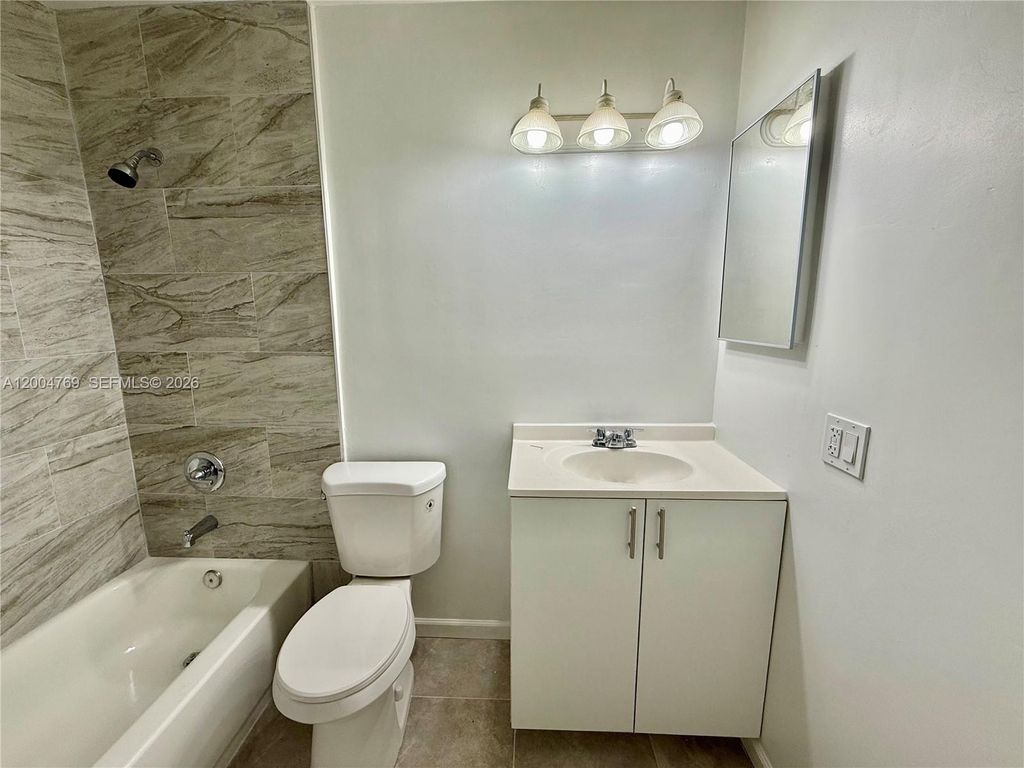 220 NE 41st St 4, Oakland Park, FL 33334