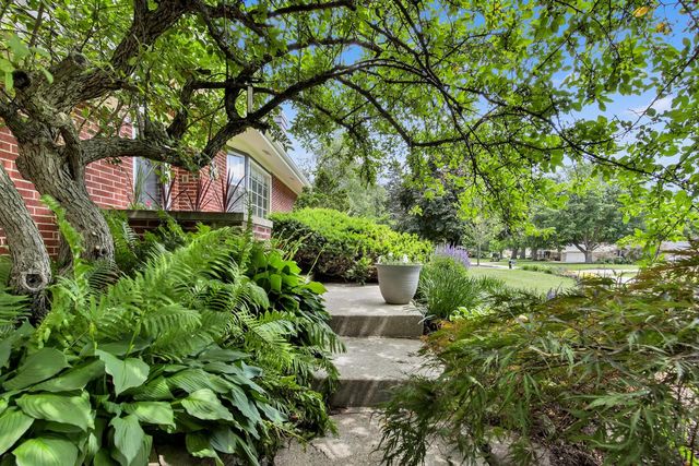 1225 Indianwood DRIVE, Brookfield, WI 53005