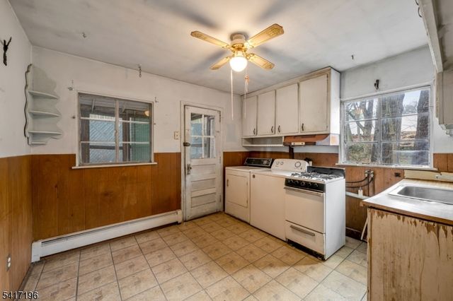 31 Cedar St, Midland Park Boro, NJ 07432