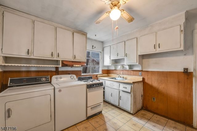 31 Cedar St, Midland Park Boro, NJ 07432