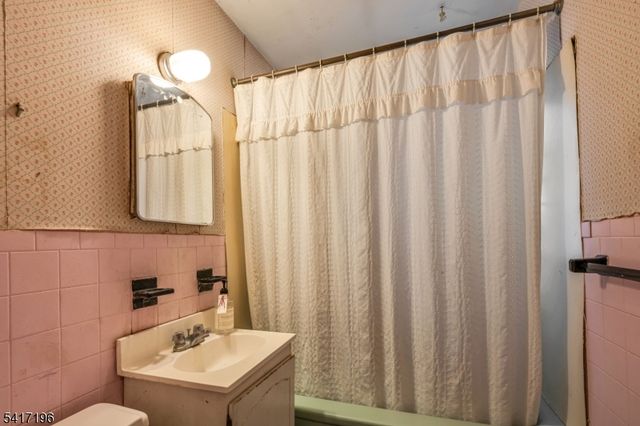 31 Cedar St, Midland Park Boro, NJ 07432