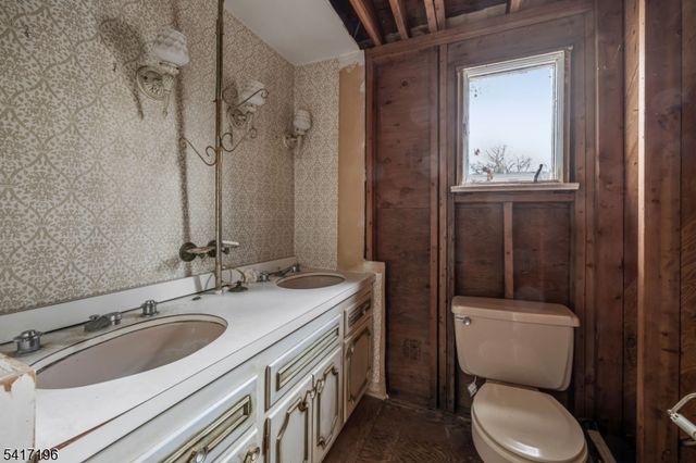 31 Cedar St, Midland Park Boro, NJ 07432