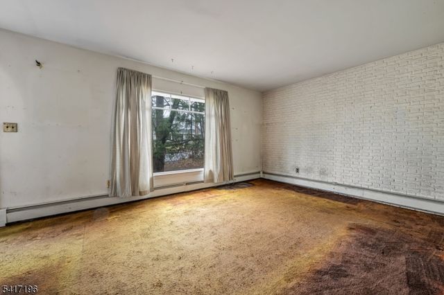 31 Cedar St, Midland Park Boro, NJ 07432