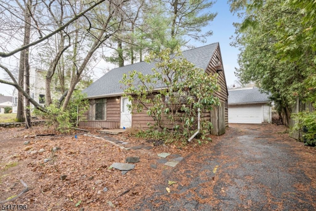 31 Cedar St, Midland Park Boro, NJ 07432