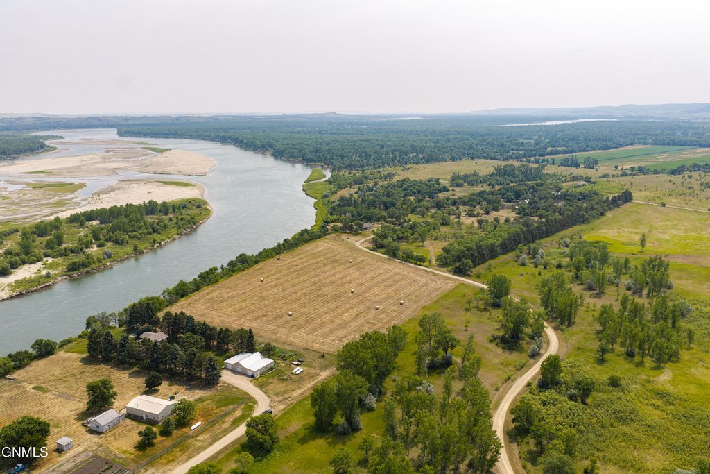 4670 Tomahawk Trail S, Mandan, ND 58554 photo 3