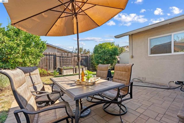 6933 Cedar Ln, Dublin, CA 94568