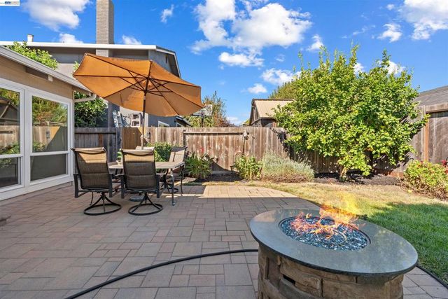 6933 Cedar Ln, Dublin, CA 94568