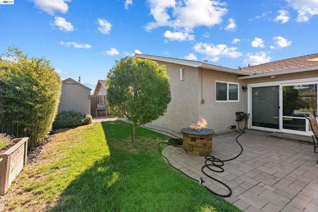 6933 Cedar Ln, Dublin, CA 94568