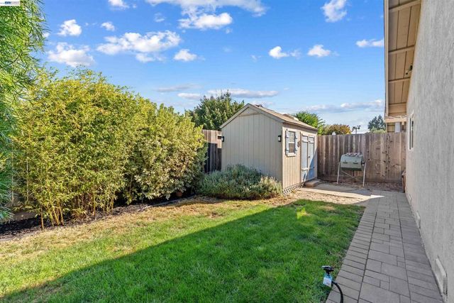 6933 Cedar Ln, Dublin, CA 94568