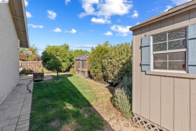 6933 Cedar Ln, Dublin, CA 94568