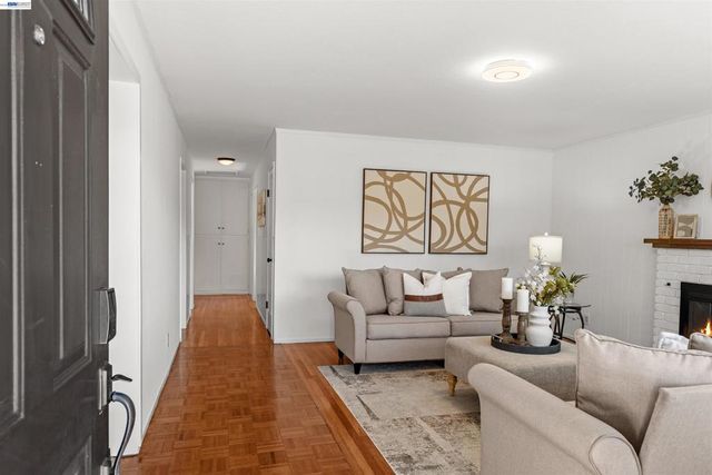 6933 Cedar Ln, Dublin, CA 94568