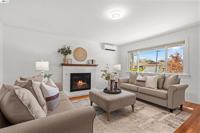 6933 Cedar Ln, Dublin, CA 94568