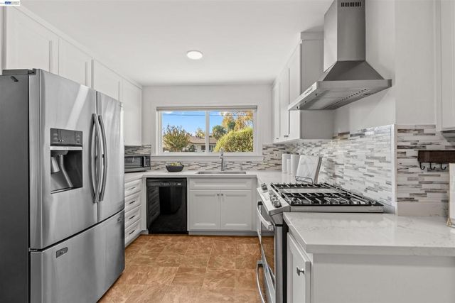 6933 Cedar Ln, Dublin, CA 94568
