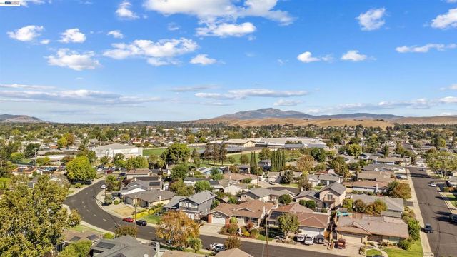 6933 Cedar Ln, Dublin, CA 94568