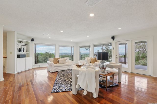 714 Starcrest, New Braunfels, TX 78130