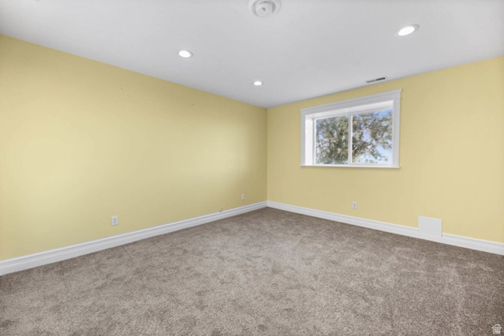 Image 18 of property listing at 1333 N 1590 W, Clinton, UT 84015