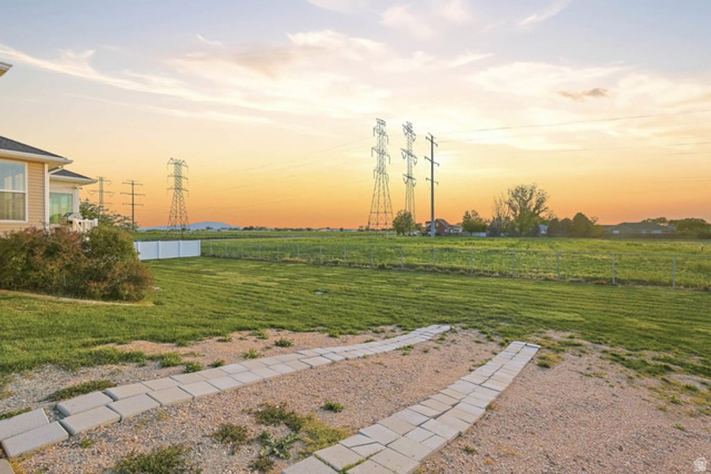 Image 23 of property listing at 1333 N 1590 W, Clinton, UT 84015
