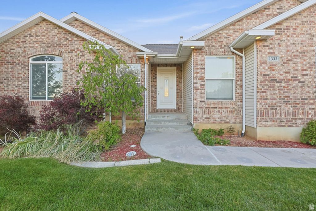 Image 29 of property listing at 1333 N 1590 W, Clinton, UT 84015