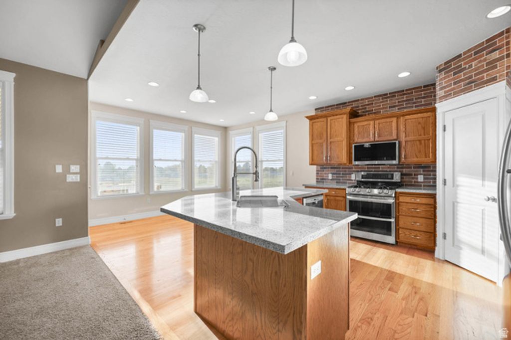Image 4 of property listing at 1333 N 1590 W, Clinton, UT 84015