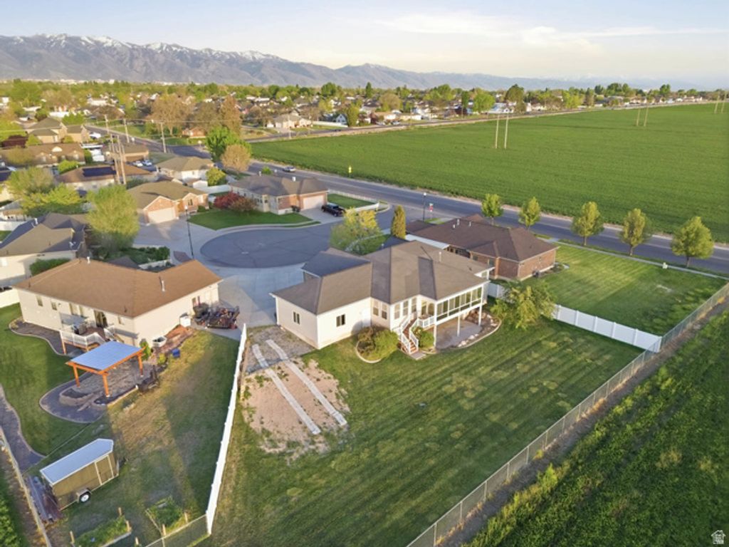 Image 31 of property listing at 1333 N 1590 W, Clinton, UT 84015