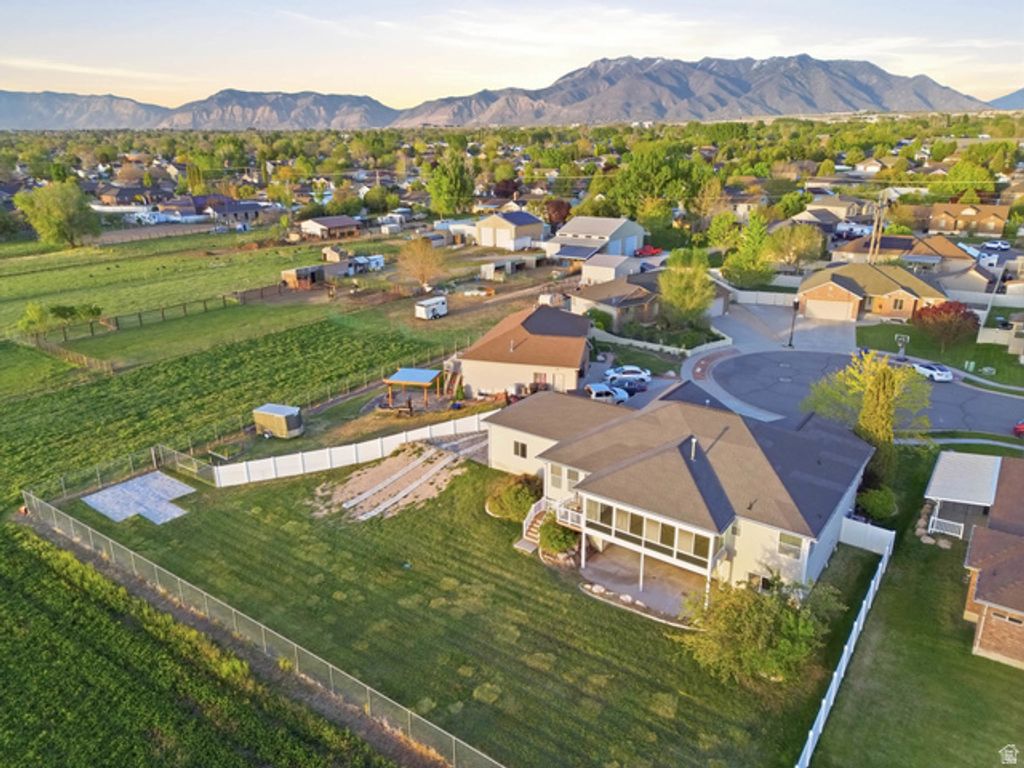 Image 32 of property listing at 1333 N 1590 W, Clinton, UT 84015