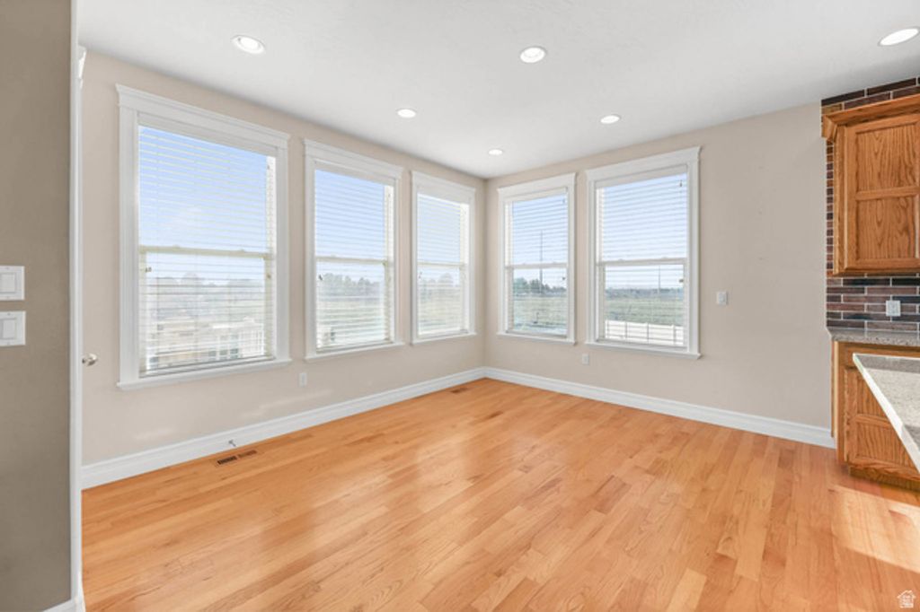 Image 6 of property listing at 1333 N 1590 W, Clinton, UT 84015