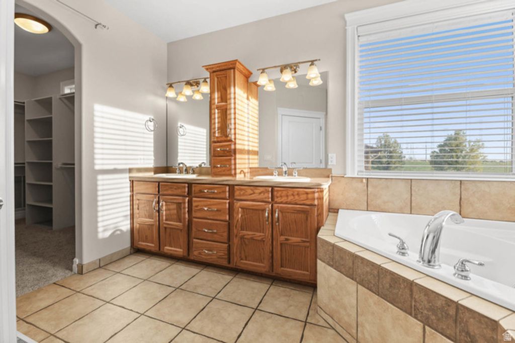 Image 9 of property listing at 1333 N 1590 W, Clinton, UT 84015