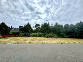 Lake Point Dr 23, Florence, OR 97439