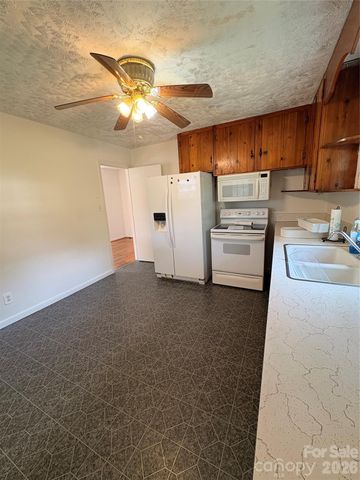 204 W Nims Avenue, Mount Holly, NC 28120
