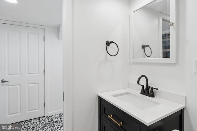 18 N EAST AVE, Baltimore, MD 21224