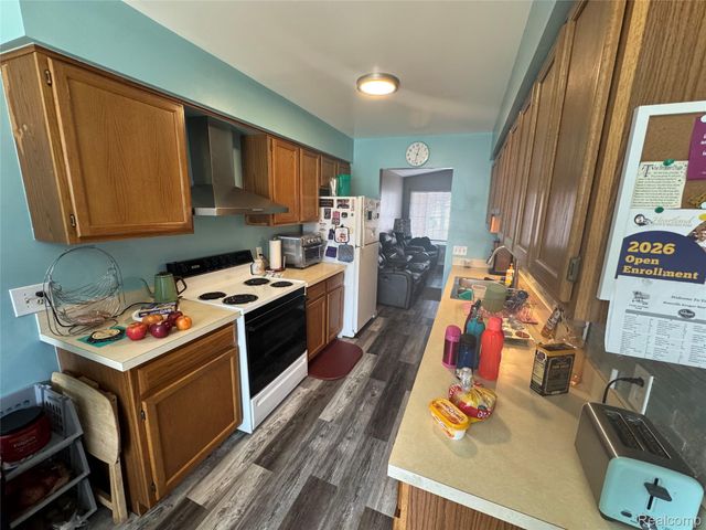 27114 Antonio Drive, Roseville, MI 48066