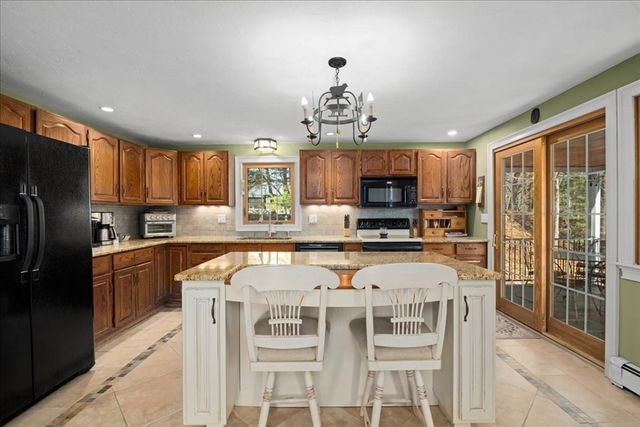 9 Cyndy Ln, Millbury, MA 01527