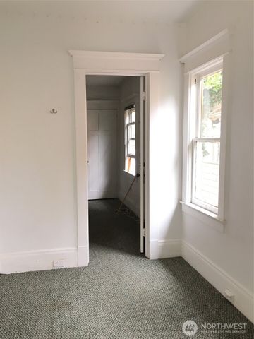 5011 8th Avenue NE, Seattle, WA 98105