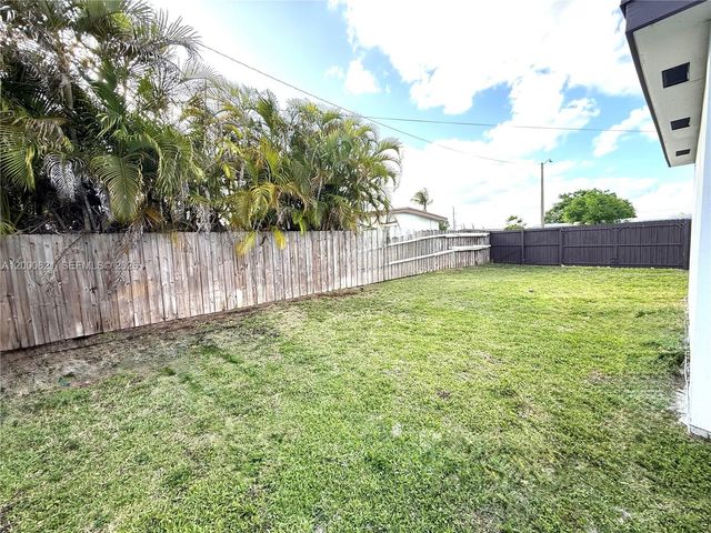 11020 SW 42nd Ter, Miami, FL 33165