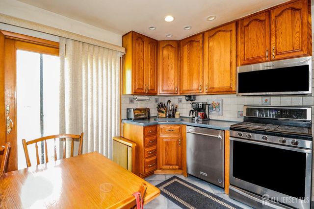 13 Meade Street, Sewaren, NJ 07077
