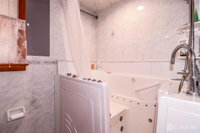 13 Meade Street, Sewaren, NJ 07077